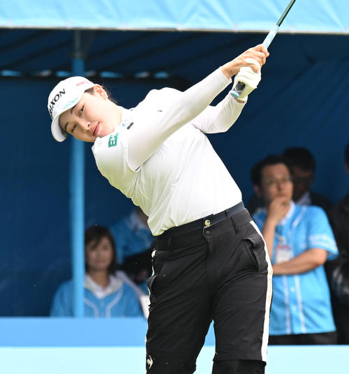1番、ティーショットを打つ小祝さくら（撮影・和賀正仁）