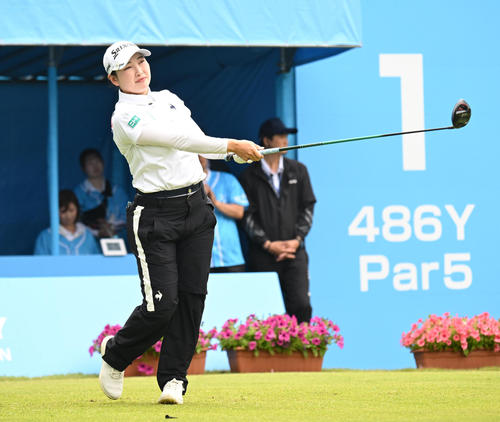 1番、ティーショットを打つ小祝さくら（撮影・和賀正仁）