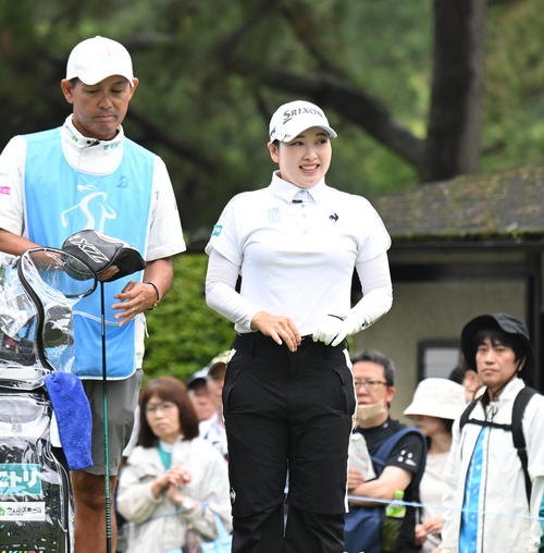 1番、ティーショット後、笑顔を見せる小祝さくら（撮影・和賀正仁）