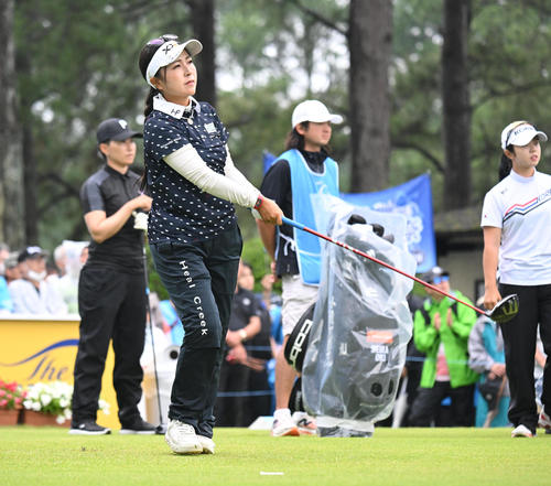 1番、ティーショットを打つ青木瀬令奈（撮影・和賀正仁）