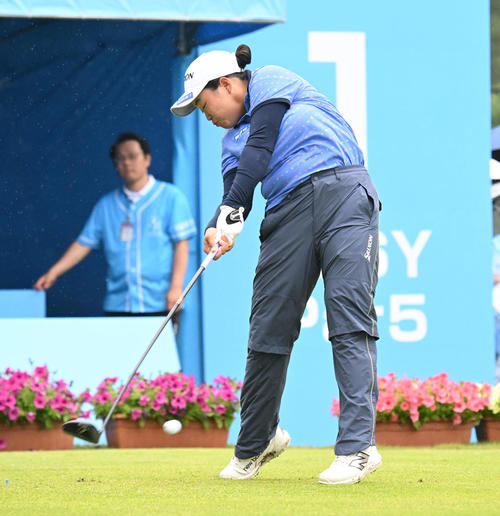 1番、ティーショットを打つ入谷響（撮影・和賀正仁）