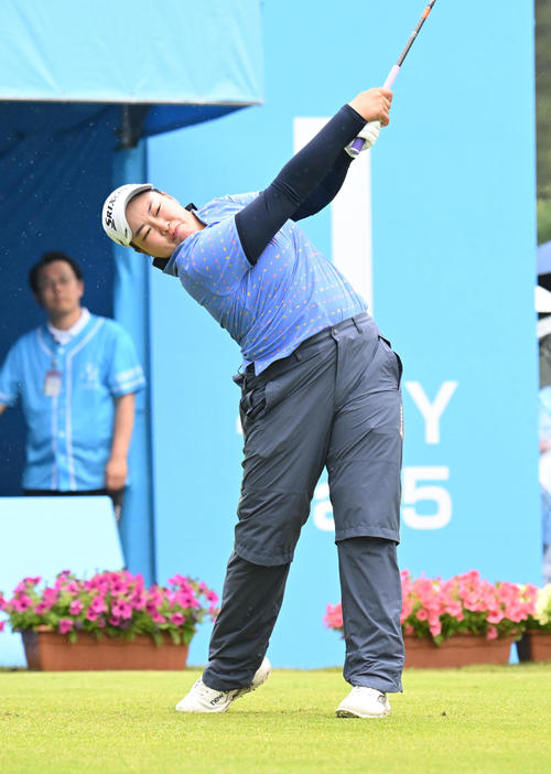1番、ティーショットを打つ入谷響（撮影・和賀正仁）