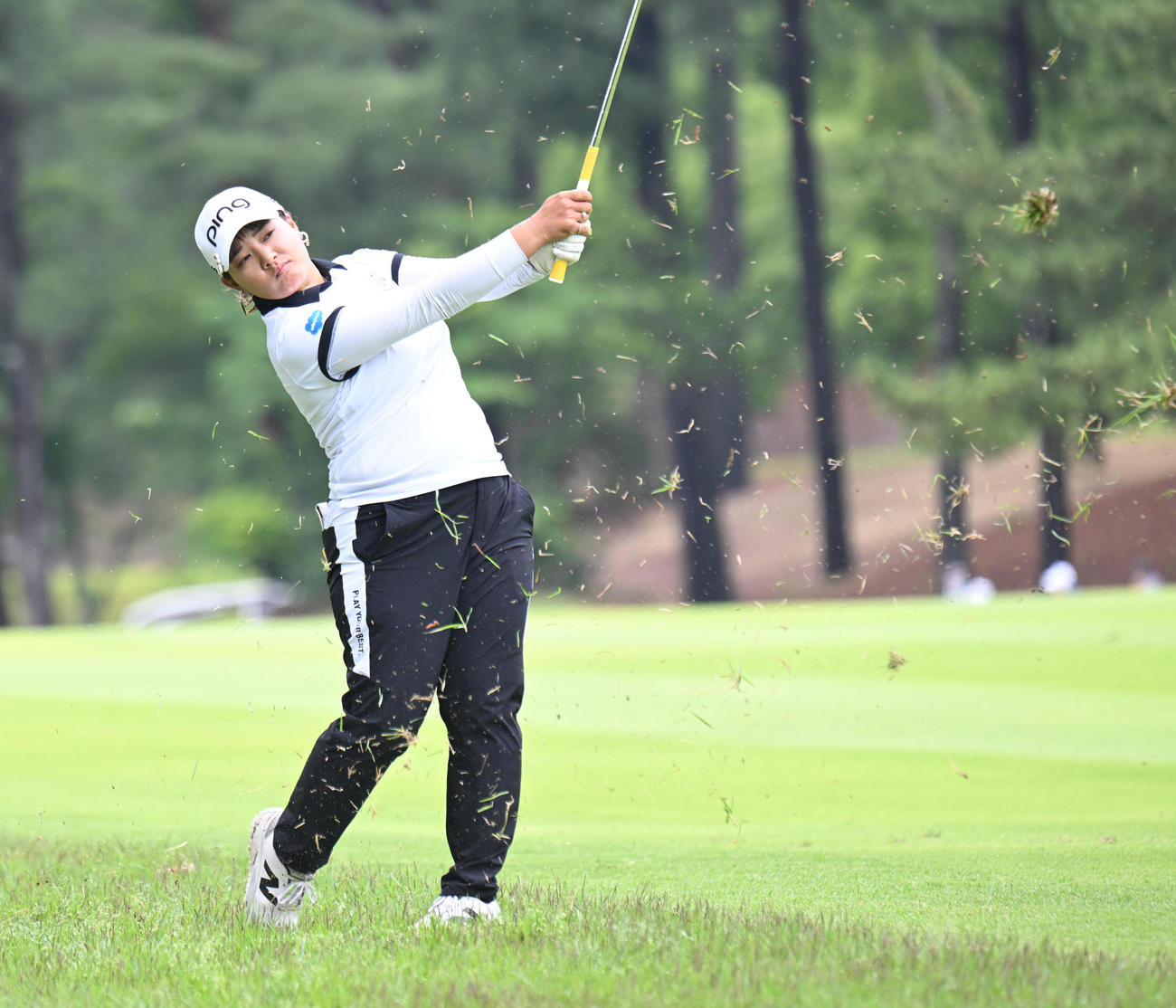 4番、ラフからグリーンを狙う鈴木愛（撮影・和賀正仁）