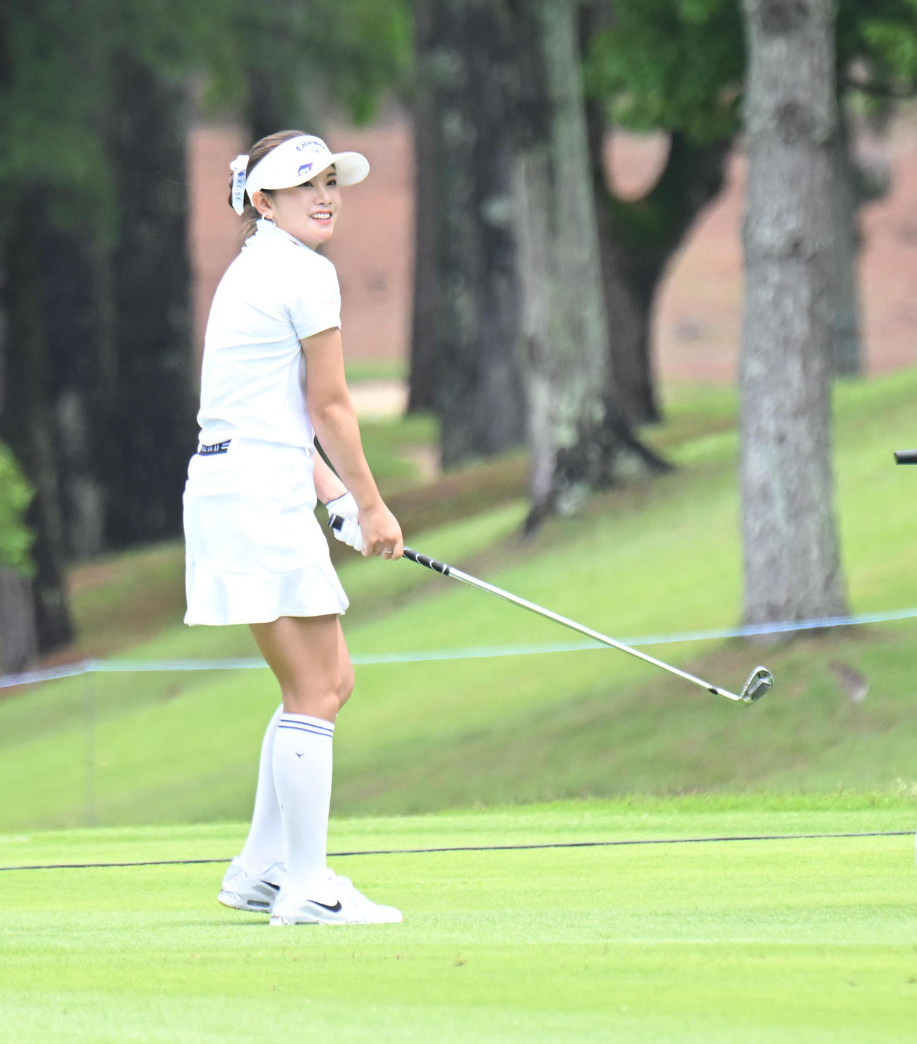 4番、水しぶきをあげたショットを放った河本結（撮影・和賀正仁）