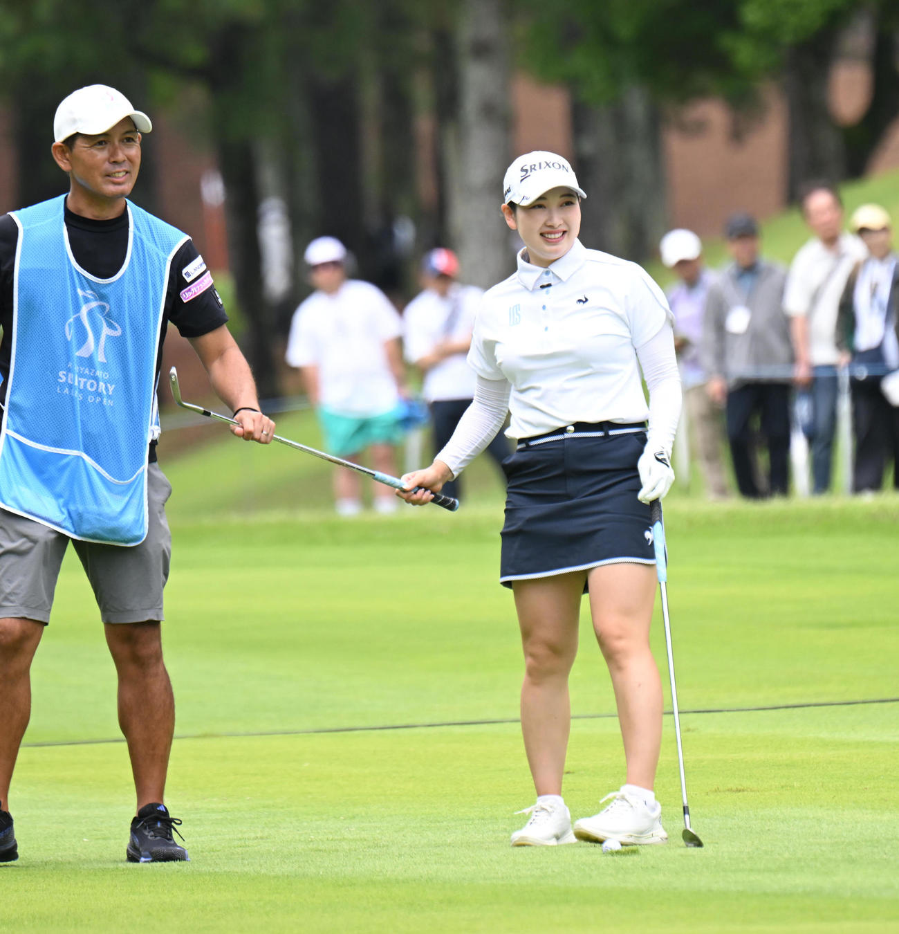 4番、笑顔でラウンドする小祝さくら（撮影・和賀正仁）