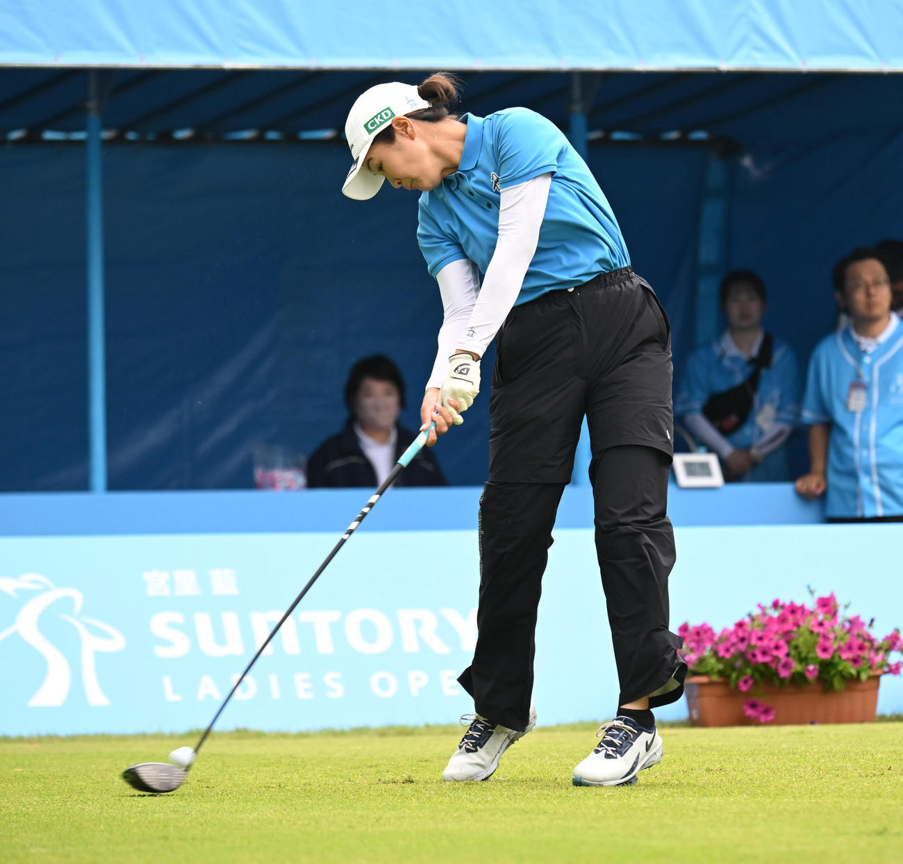 1番、ティーショットを打つ神谷そら（撮影・和賀正仁）