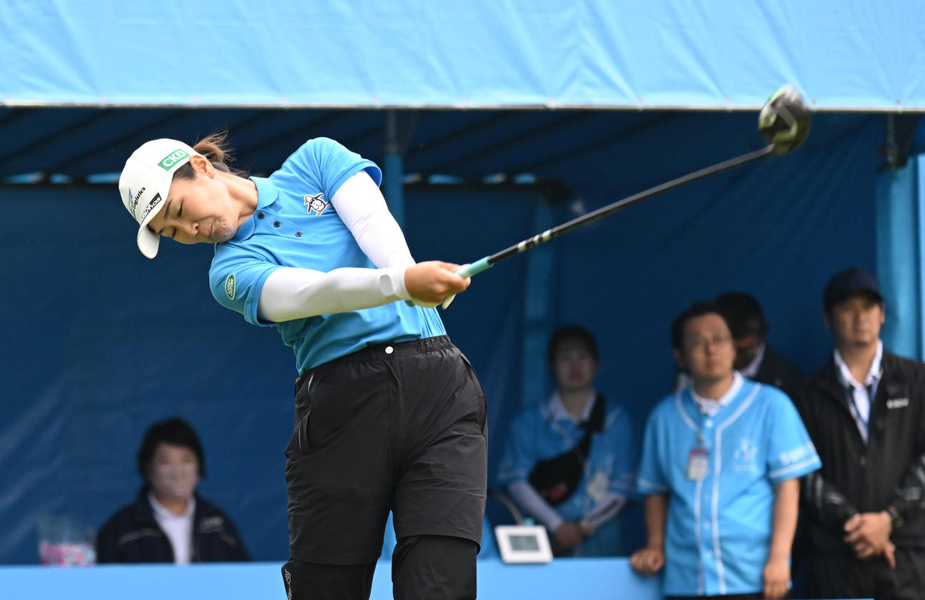 1番、ティーショットを打つ神谷そら（撮影・和賀正仁）