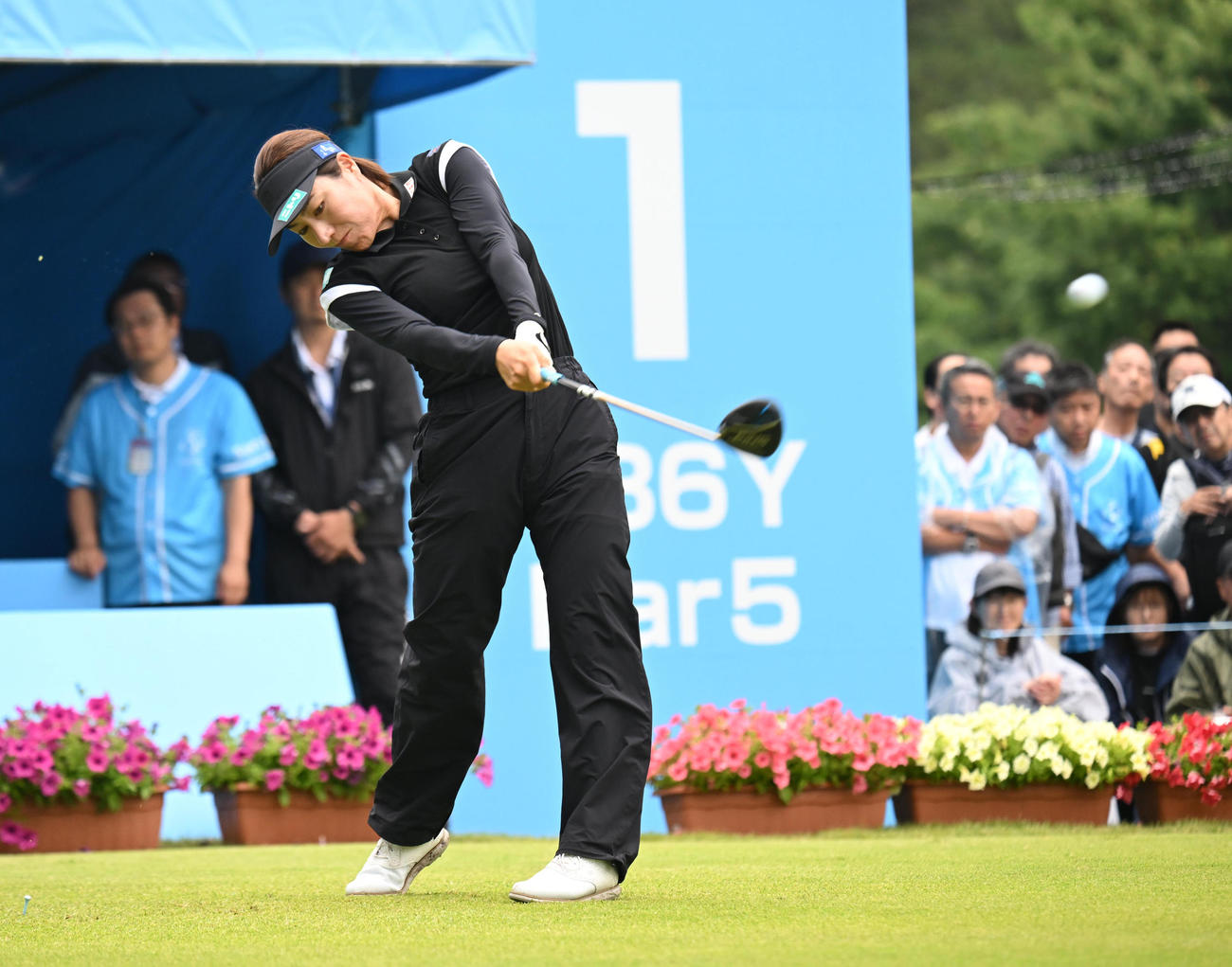 1番、ティーショットを打つ岡山絵里（撮影・和賀正仁）