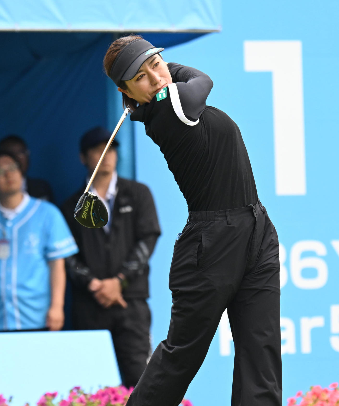 1番、ティーショットを打つ岡山絵里（撮影・和賀正仁）