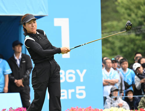 1番、ティーショットを打つ岡山絵里（撮影・和賀正仁）