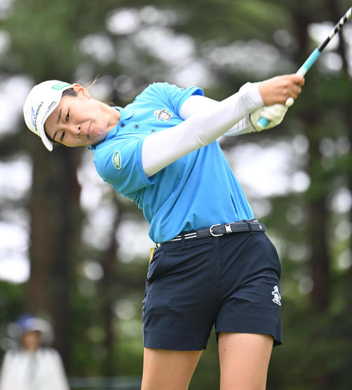 5番、ティーショットを打つ神谷そら（撮影・和賀正仁）