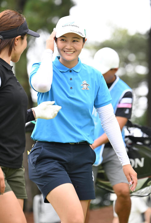 5番、笑顔でラウンドする神谷そら（撮影・和賀正仁）