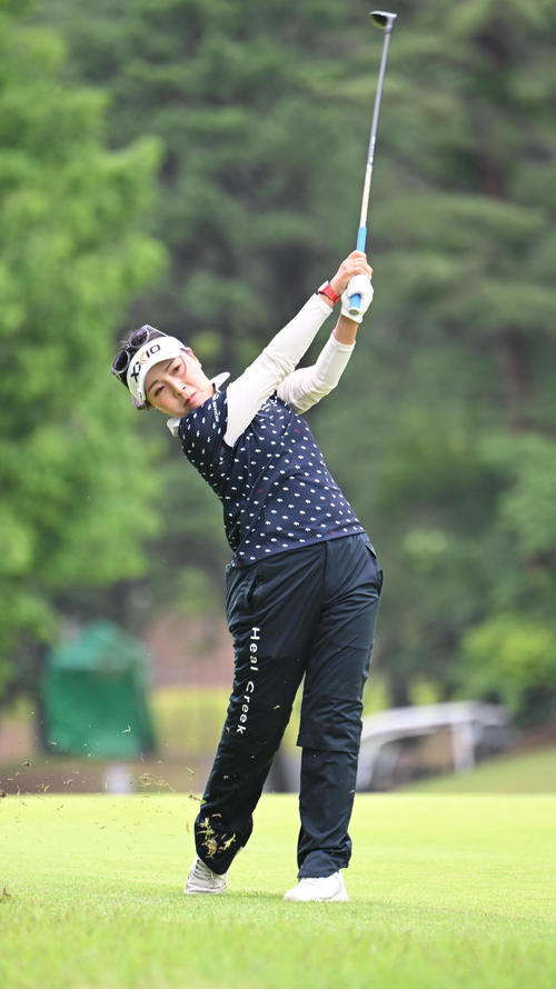 4番、セカンドショットを打つ青木瀬令奈（撮影・和賀正仁）