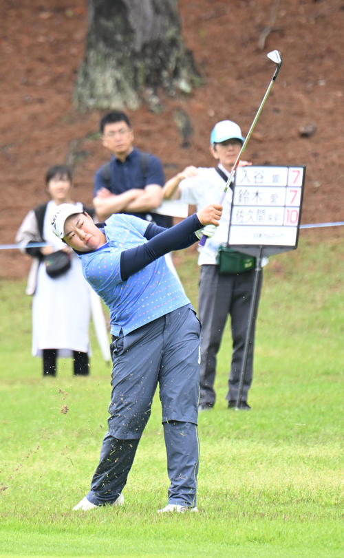 4番、グリーンを狙う入谷響（撮影・和賀正仁）