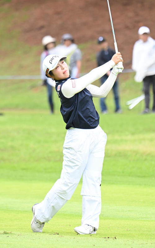 4番、フェアウエーからグリーンを狙う佐久間朱莉（撮影・和賀正仁）