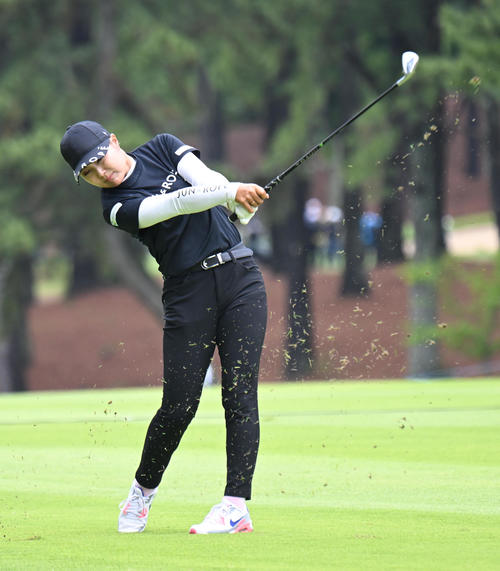 4番、フェアウエーからショットを放つ高橋彩華（撮影・和賀正仁）