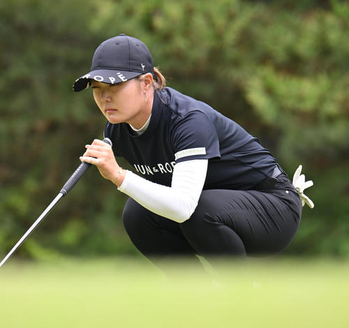 4番、バーディーパットのラインを読む高橋彩華（撮影・和賀正仁）