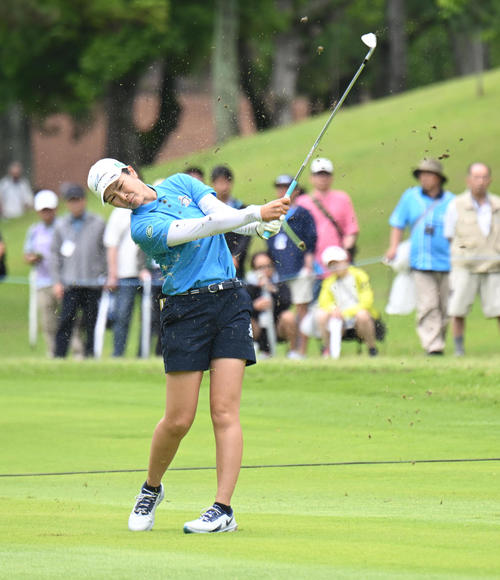 4番、フェアウエーからグリーンをとらえる神谷そら（撮影・和賀正仁）