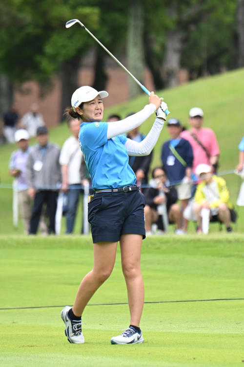 4番、フェアウエーからグリーンをとらえる神谷そら（撮影・和賀正仁）