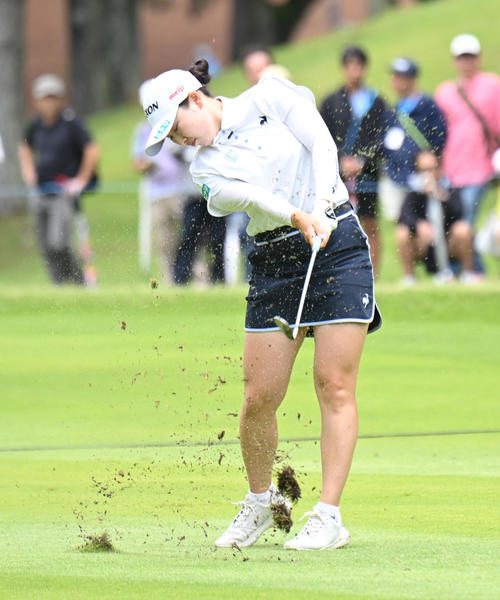 4番、セカンドショットを打つ小祝さくら（撮影・和賀正仁）