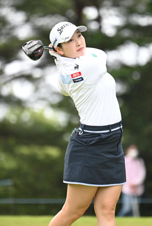 5番、ティーショットを打つ小祝さくら（撮影・和賀正仁）