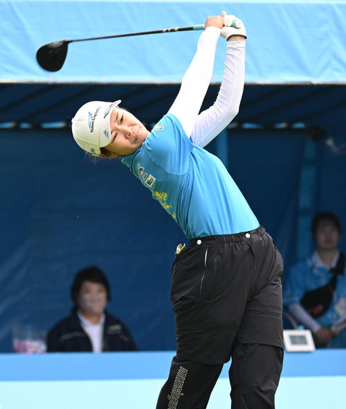 1番、ティーショットを打つ神谷そら（撮影・和賀正仁）