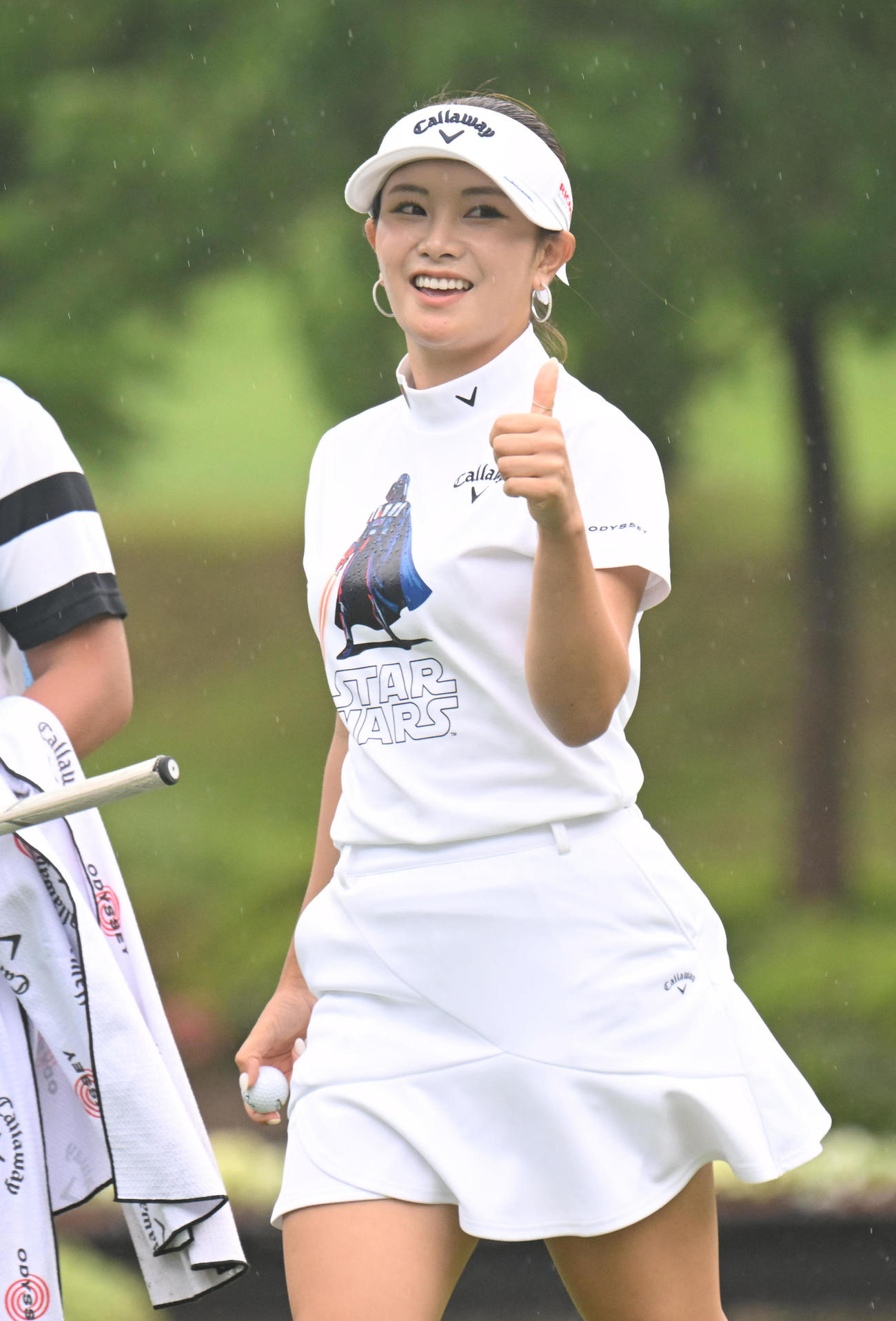 18番、長いバーディーパットを沈めサムズアップする河本結（撮影・和賀正仁）