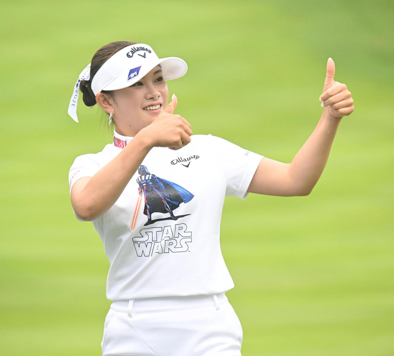 18番、長いバーディーパットを沈め、両手でサムズアップする河本結河本結（撮影・和賀正仁）