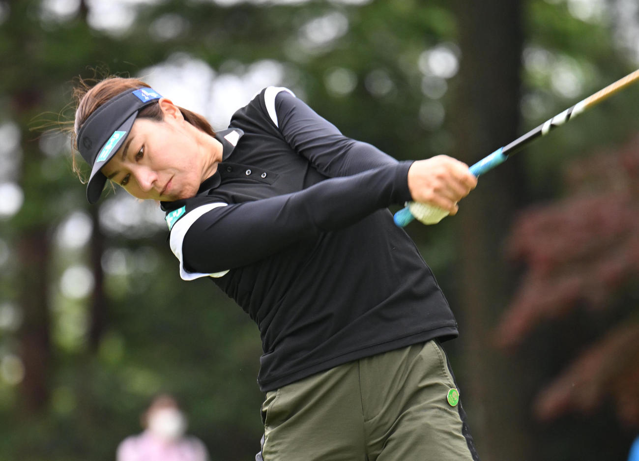 5番、ティーショットを打つ岡山絵里（撮影・和賀正仁）
