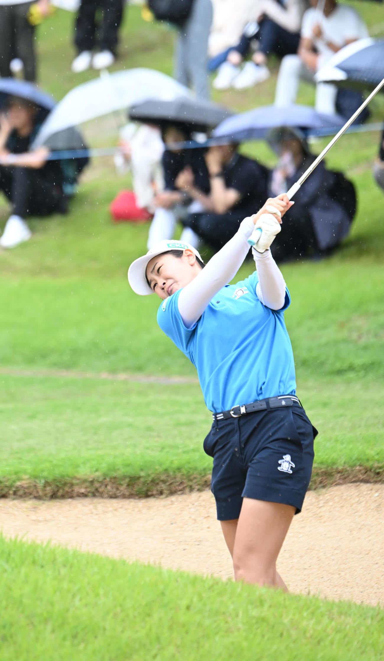 8番、フェアウエーバンカーからリカバリーする神谷そら（撮影・和賀正仁）