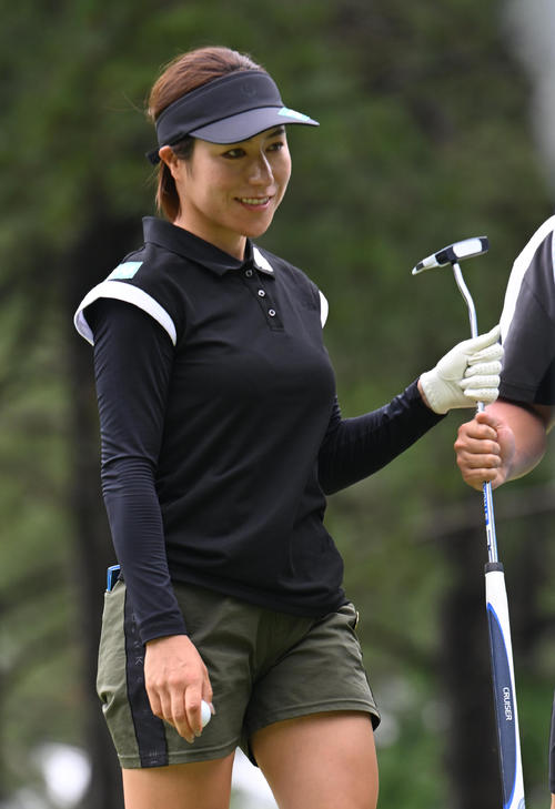 4番、バーディーを奪い笑顔を見せる岡山絵里（撮影・和賀正仁）