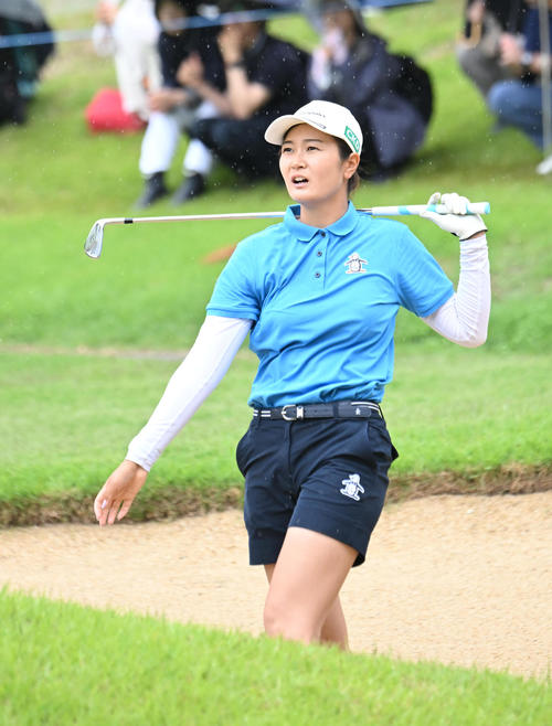 8番、フェアウエーバンカーからリカバリーする神谷そら（撮影・和賀正仁）