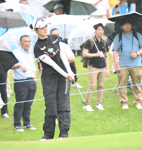 9番、アプローチでピンに寄せる川崎春花（撮影・和賀正仁）