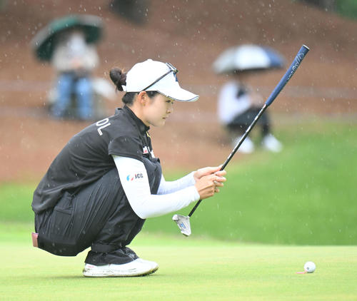 9番、パーパットのラインを読む川崎春花（撮影・和賀正仁）