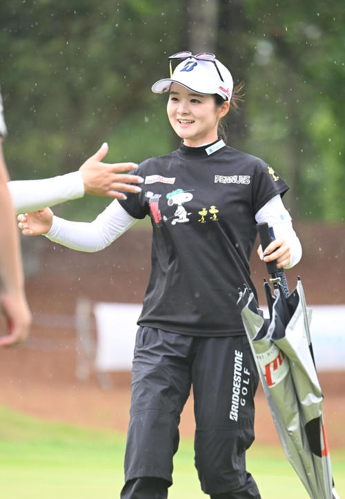 9番、ホールアウトし笑顔を見せる川崎春花（撮影・和賀正仁）