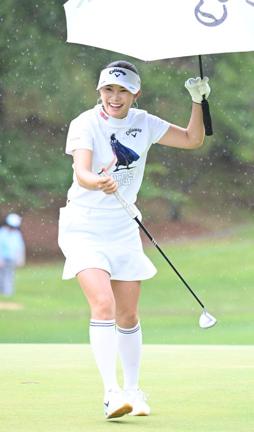 9番、パーをセーブし傘を差しながら笑顔を見せる河本結（撮影・和賀正仁）