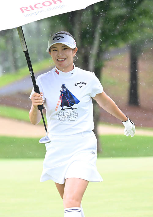 9番、パーをセーブし傘を差しながら笑顔を見せる河本結（撮影・和賀正仁）