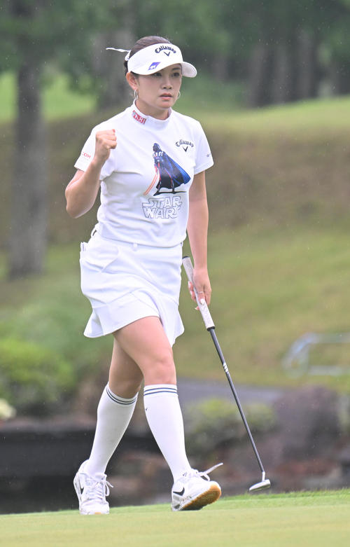 18番、長いバーディーパットを沈めガッツポーズする河本結（撮影・和賀正仁）