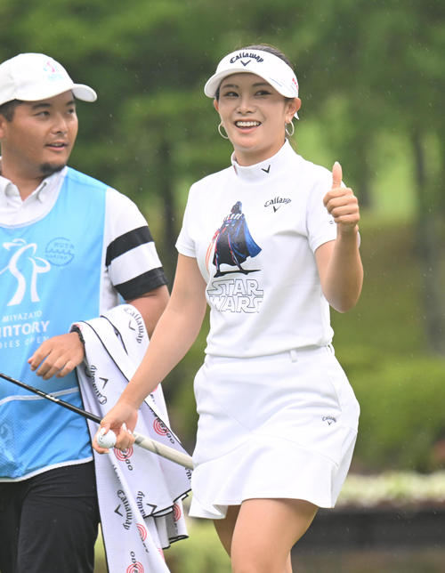 18番、長いバーディーパットを沈めサムズアップする河本結（撮影・和賀正仁）