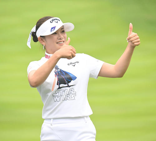 18番、長いバーディーパットを沈め、両手でサムズアップする河本結河本結（撮影・和賀正仁）