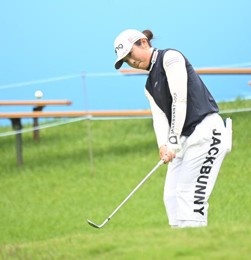 8番、ティーショットを打つ佐久間朱莉（撮影・和賀正仁）