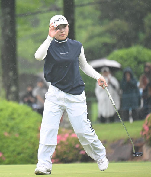 8番、ティーショットを打つ佐久間朱莉（撮影・和賀正仁）