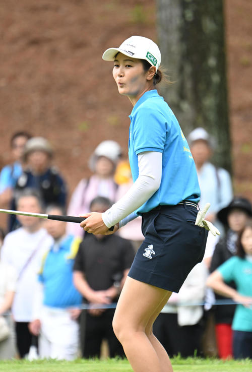 5番、バーディーパットをわずかに外し残念がる神谷そら（撮影・和賀正仁）