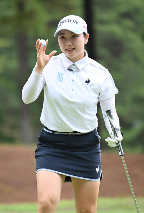 5番、バーディーを決めギャラリーの拍手に応える小祝さくら（撮影・和賀正仁）