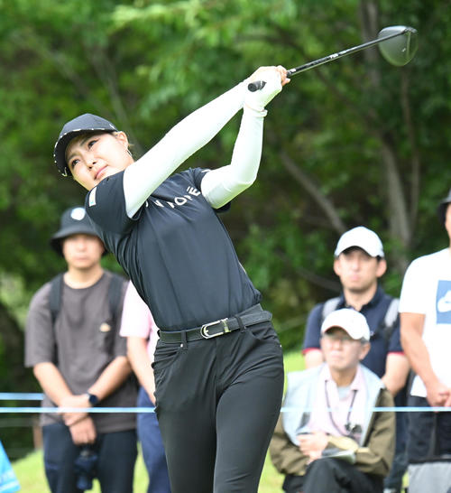 8番、ティーショットを打つ高橋彩華（撮影・和賀正仁）