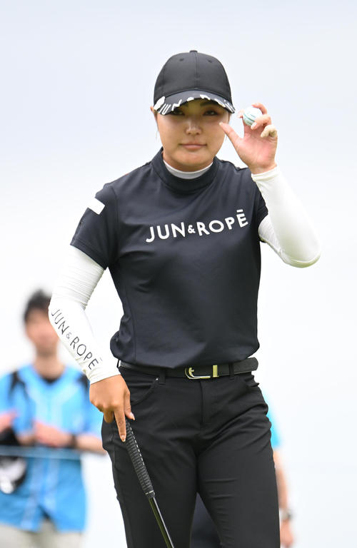 7番、バーディーを奪いギャラリーの拍手に応える高橋彩華（撮影・和賀正仁）