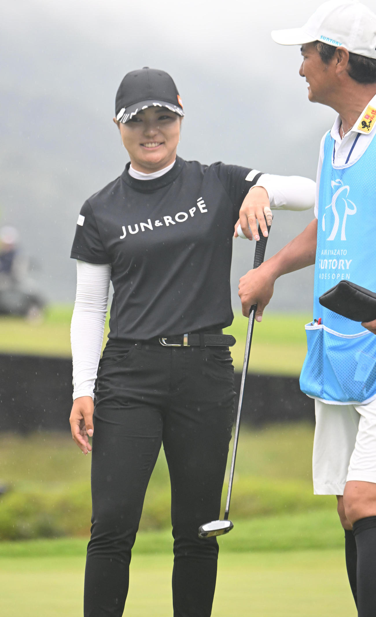 18番、5バーディー、ノーボギーでホールアウトした高橋彩華（撮影・和賀正仁）