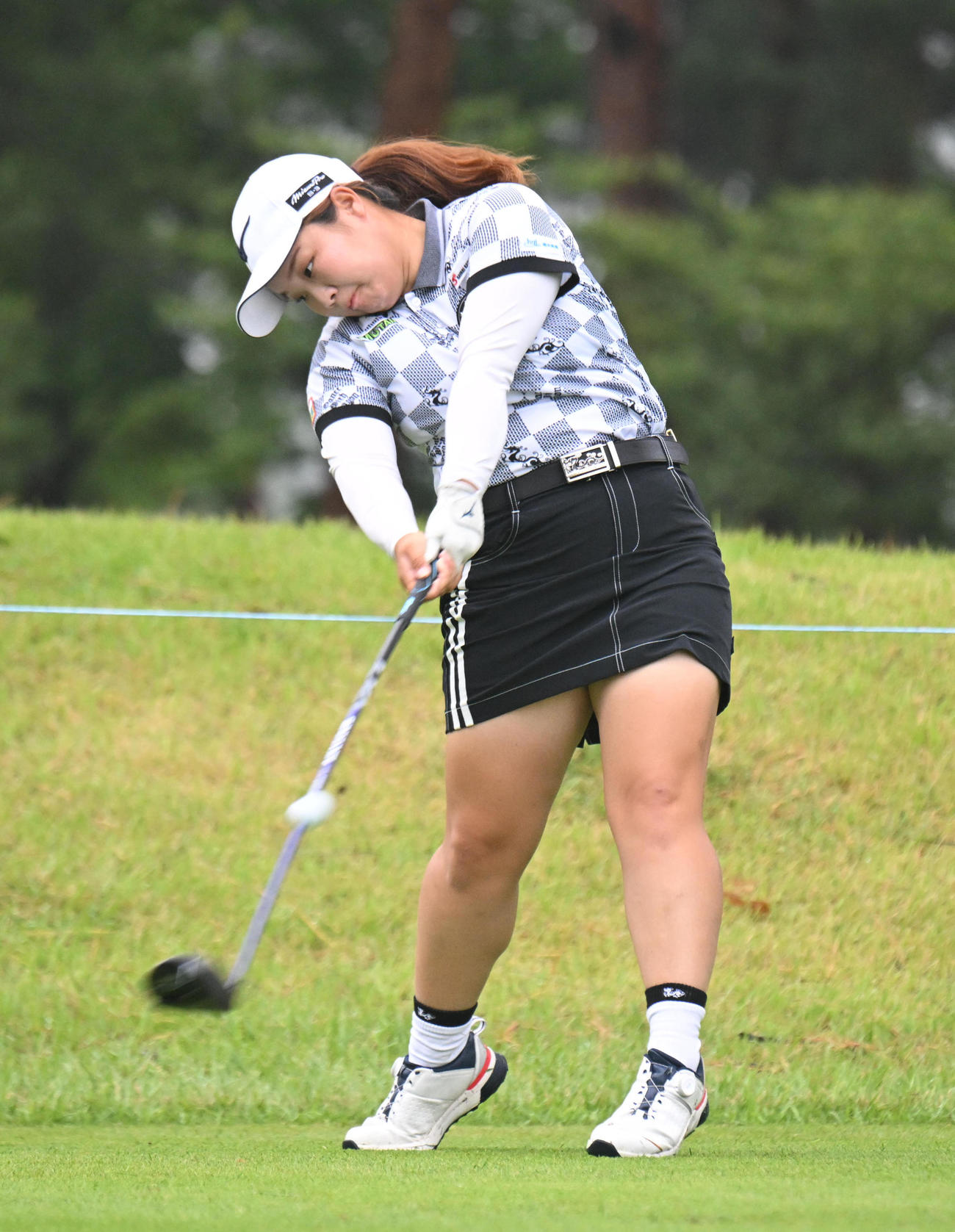 2番、ティーショットを打つ寺岡沙弥香（撮影・和賀正仁）