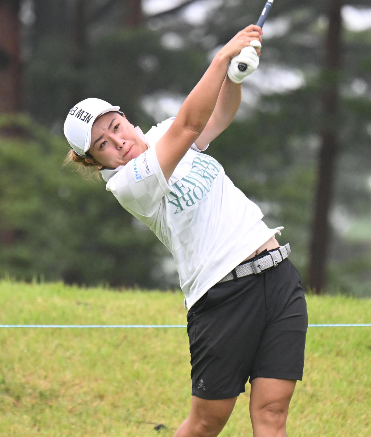 2番、ティーショットを打つ山城奈々（撮影・和賀正仁）