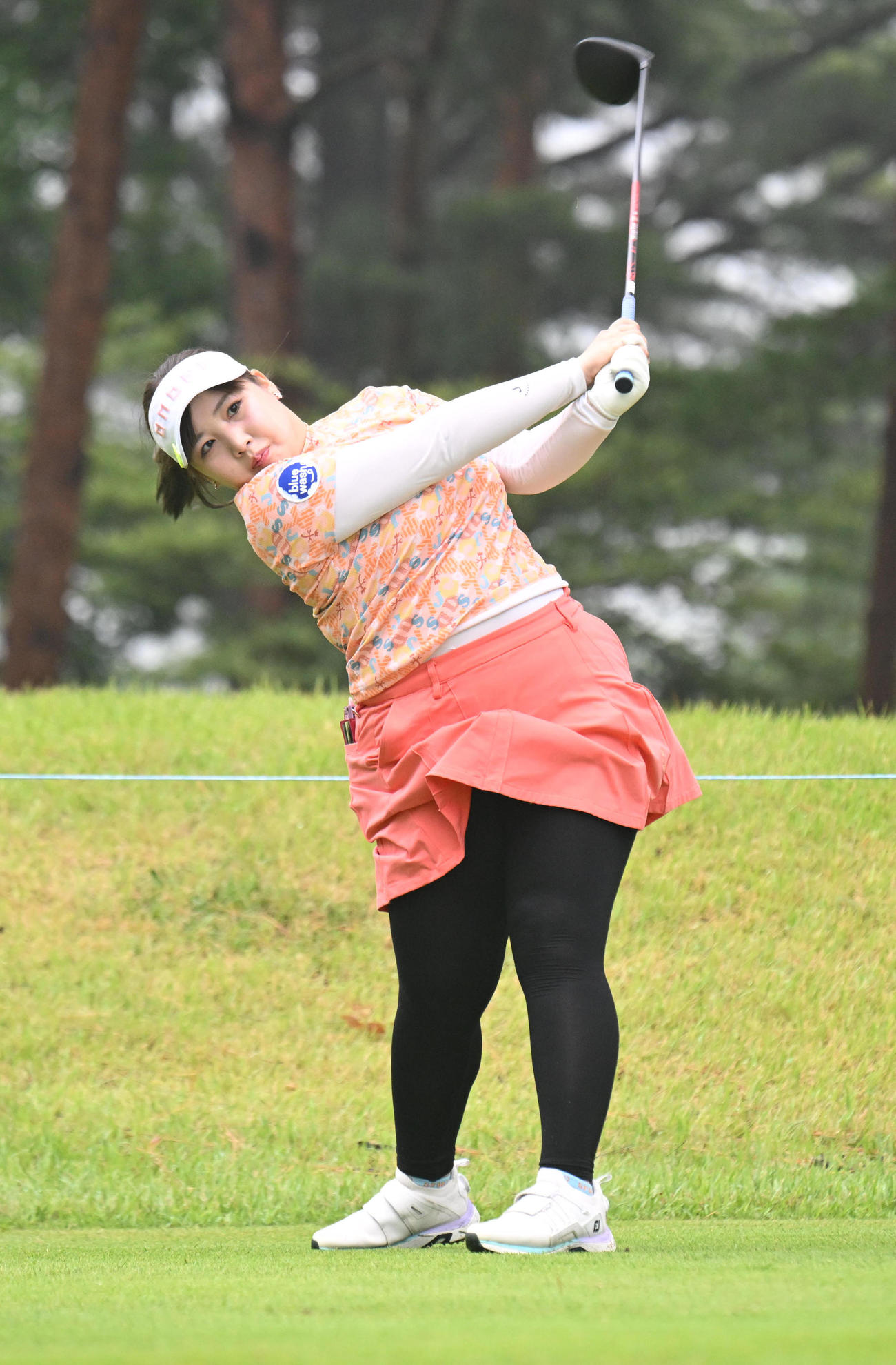 2番、ティーショットを打つ小林光希（撮影・和賀正仁）